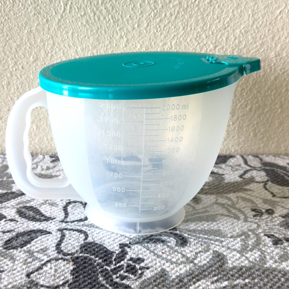 NWOT Tupperware Blue and White Kitchen Measuring Cup with lid